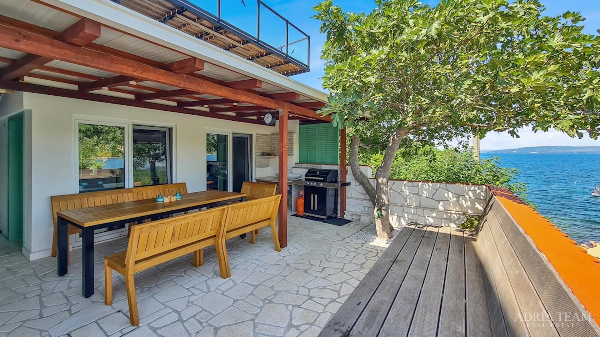 RENOVATED APARTMENT HOUSE WITH POSSIBILITY OF BUSINESS USE, FIRST LINE TO THE SEA - MEKA DRAGA