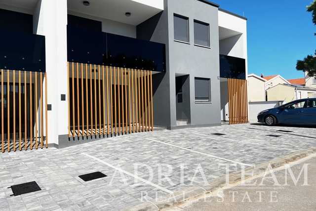 ÚPLNĚ ZAŘÍZENÝ DVOUPOKOJOVÝ APARTMÁN S VÝHLEDEM NA MOŘE, 100 m OD MOŘE - VIR