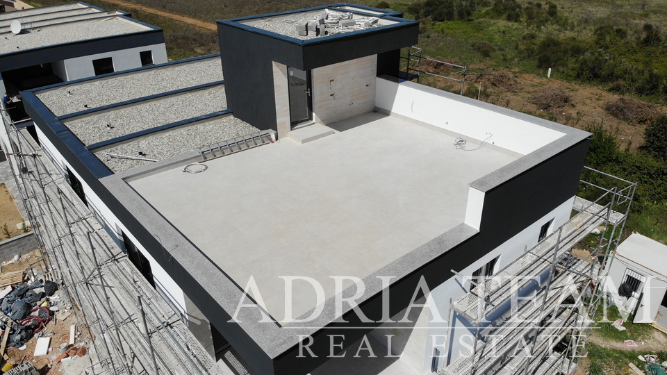 APARTMAN U BLIZINI PLAŽE, NOVOGRADNJA, 150 m OD MORA - PRIVLAKA