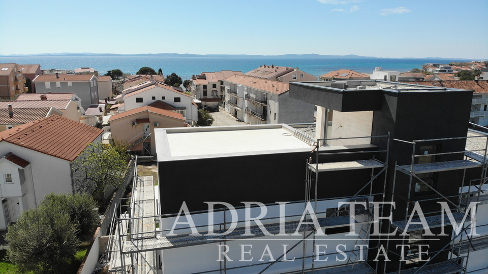 APARTMAN U BLIZINI PLAŽE, NOVOGRADNJA, 150 m OD MORA - PRIVLAKA