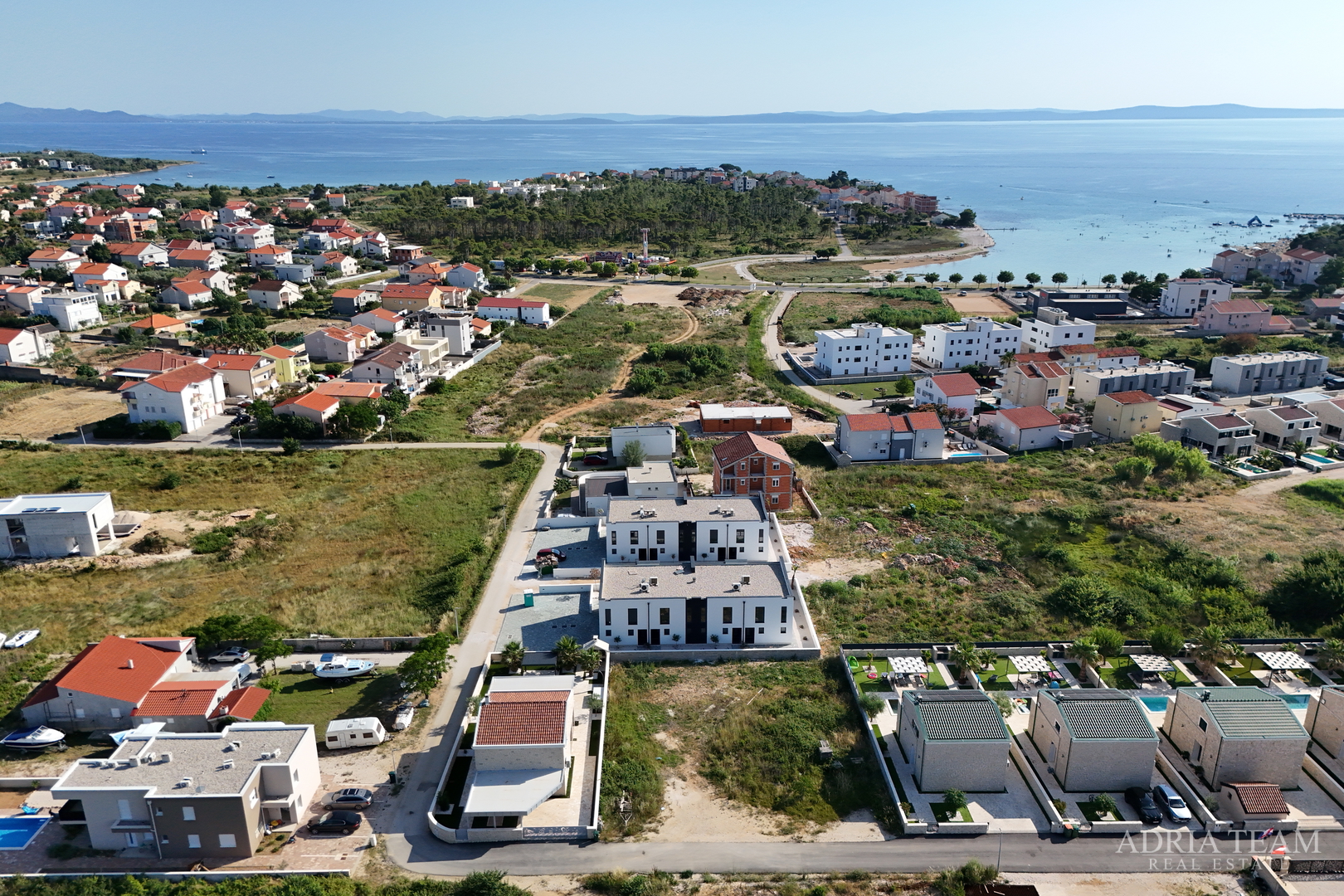 DVOETAŽNI APARTMANI U NOVOGRADNJI U DVIJE IDENTIČNE KUĆE U NIZU - PRIVLAKA