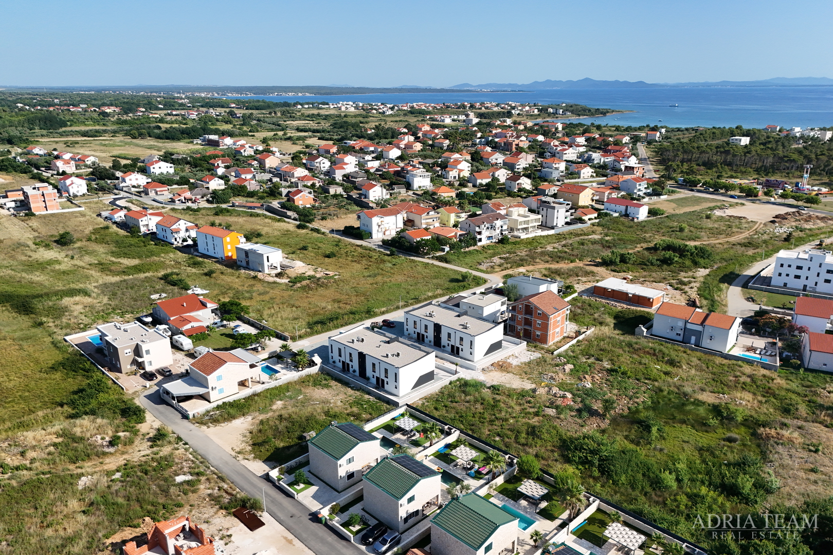 DVOETAŽNI APARTMANI U NOVOGRADNJI U DVIJE IDENTIČNE KUĆE U NIZU - PRIVLAKA