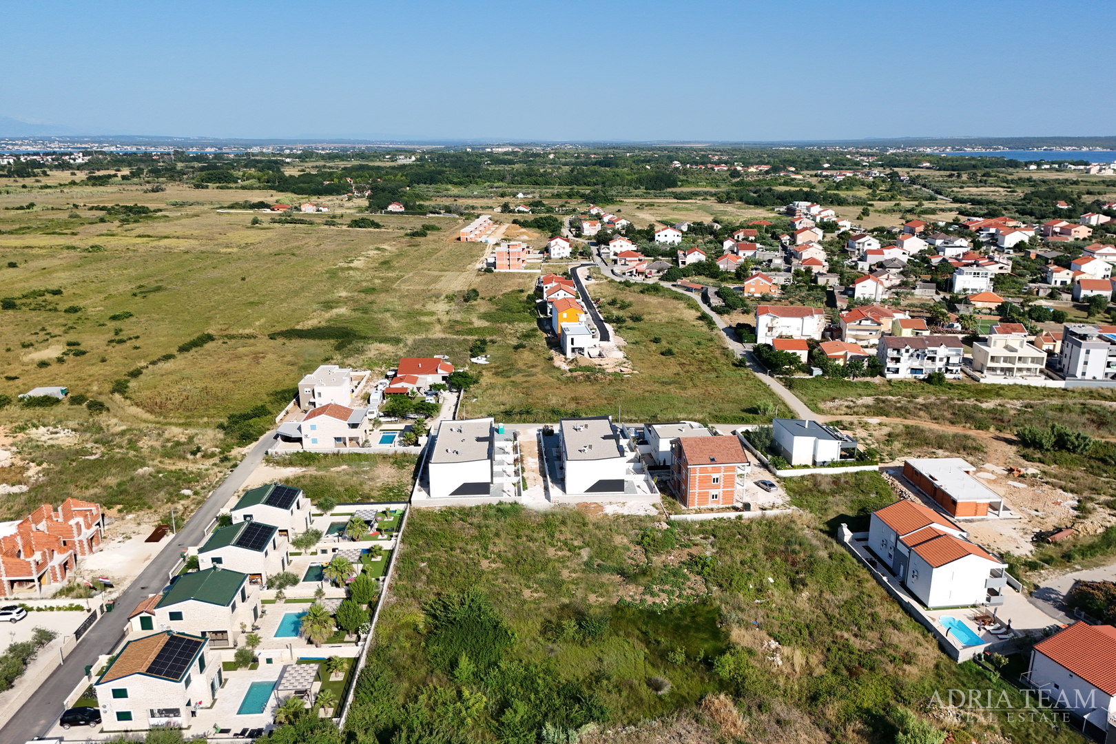 DVOETAŽNI APARTMANI U NOVOGRADNJI U DVIJE IDENTIČNE KUĆE U NIZU - PRIVLAKA