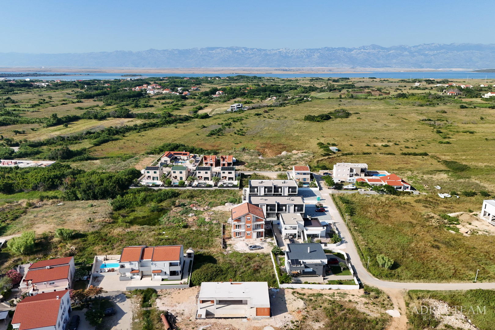 DVOETAŽNI APARTMANI U NOVOGRADNJI U DVIJE IDENTIČNE KUĆE U NIZU - PRIVLAKA