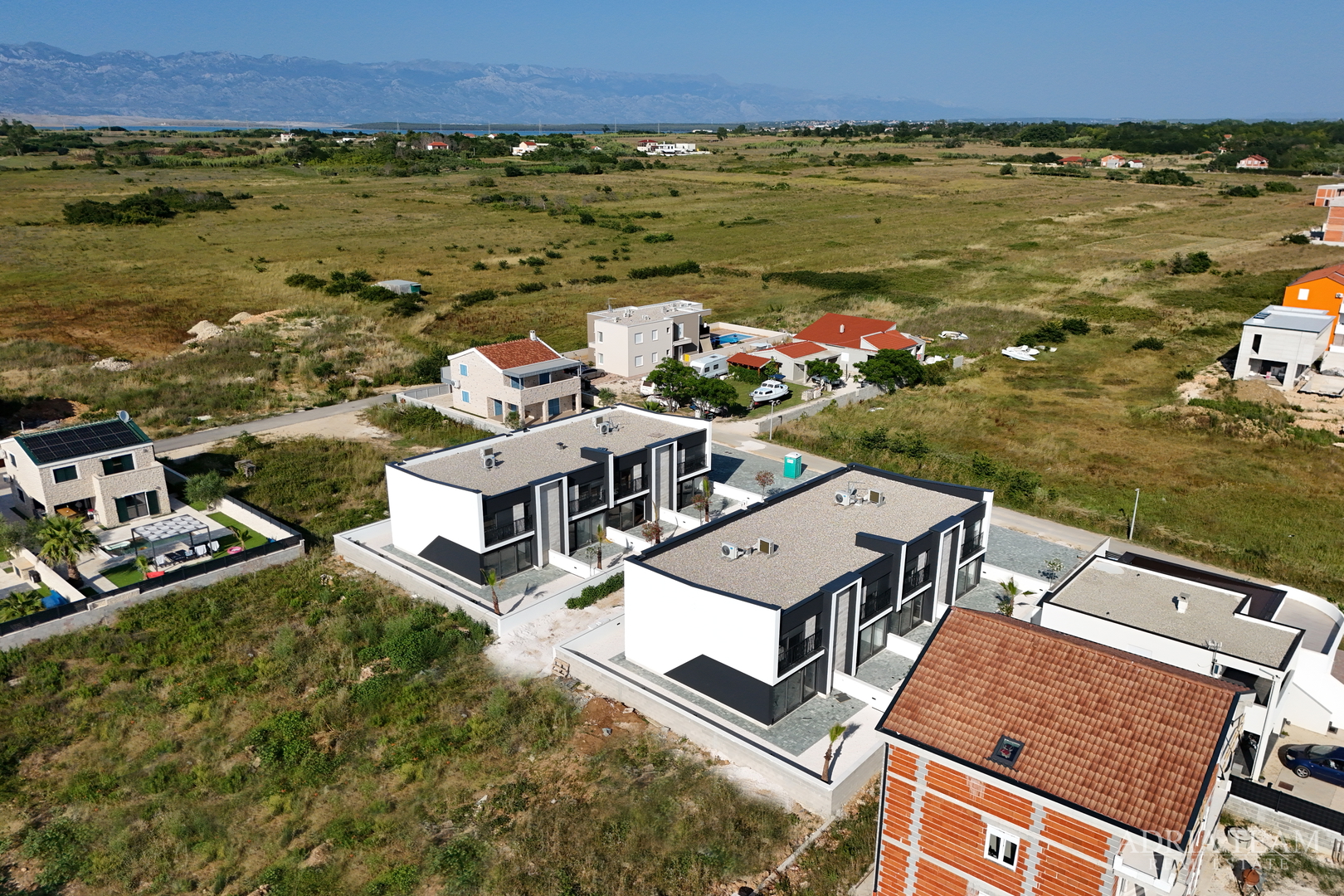 DVOETAŽNI APARTMANI U NOVOGRADNJI U DVIJE IDENTIČNE KUĆE U NIZU - PRIVLAKA