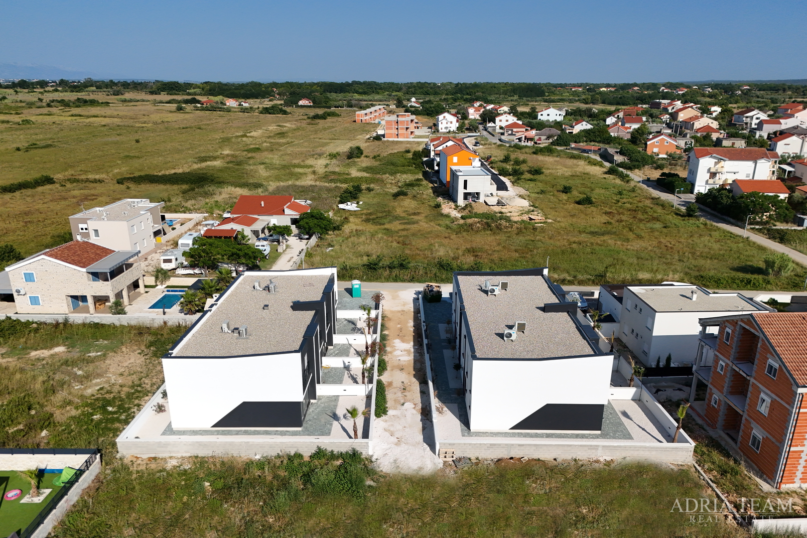 DVOETAŽNI APARTMANI U NOVOGRADNJI U DVIJE IDENTIČNE KUĆE U NIZU - PRIVLAKA