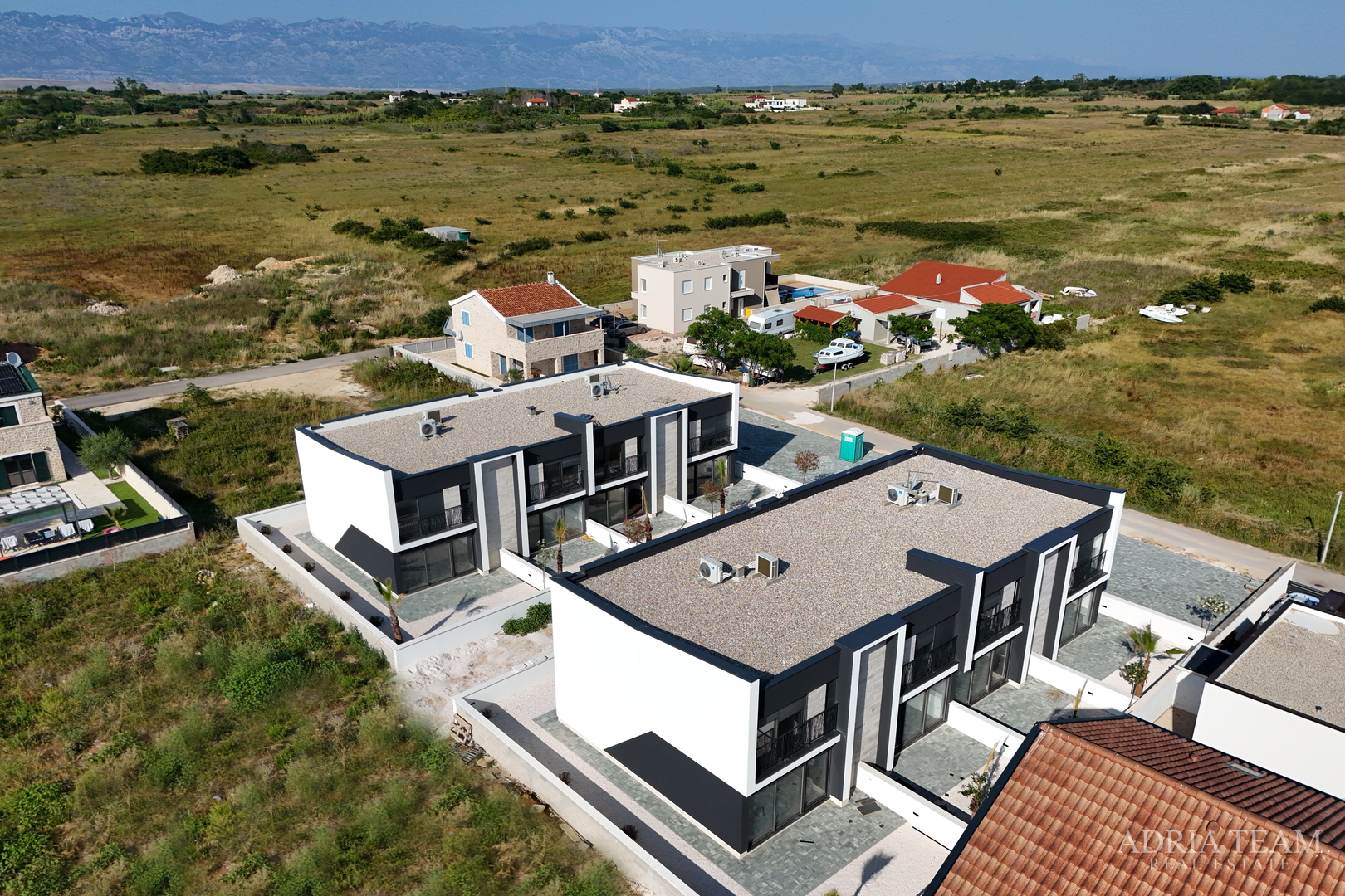 DVOETAŽNI APARTMANI U NOVOGRADNJI U DVIJE IDENTIČNE KUĆE U NIZU - PRIVLAKA