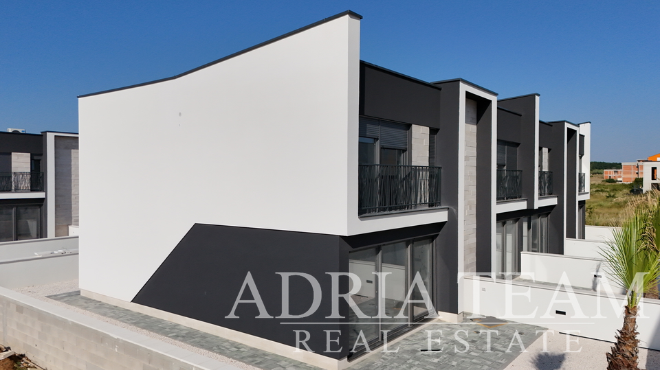 Dvourovňové apartmány v novostavbě ve dvou identických řadových domech - Privlaka