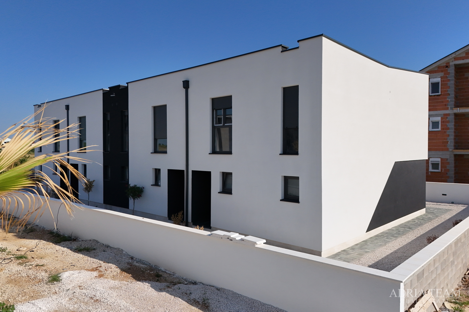 DVOETAŽNI APARTMANI U NOVOGRADNJI U DVIJE IDENTIČNE KUĆE U NIZU - PRIVLAKA