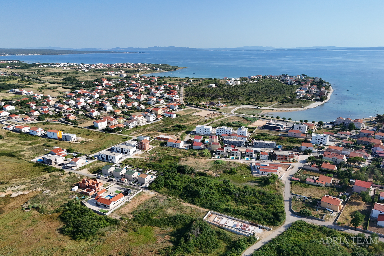 DVOETAŽNI APARTMANI U NOVOGRADNJI U DVIJE IDENTIČNE KUĆE U NIZU - PRIVLAKA
