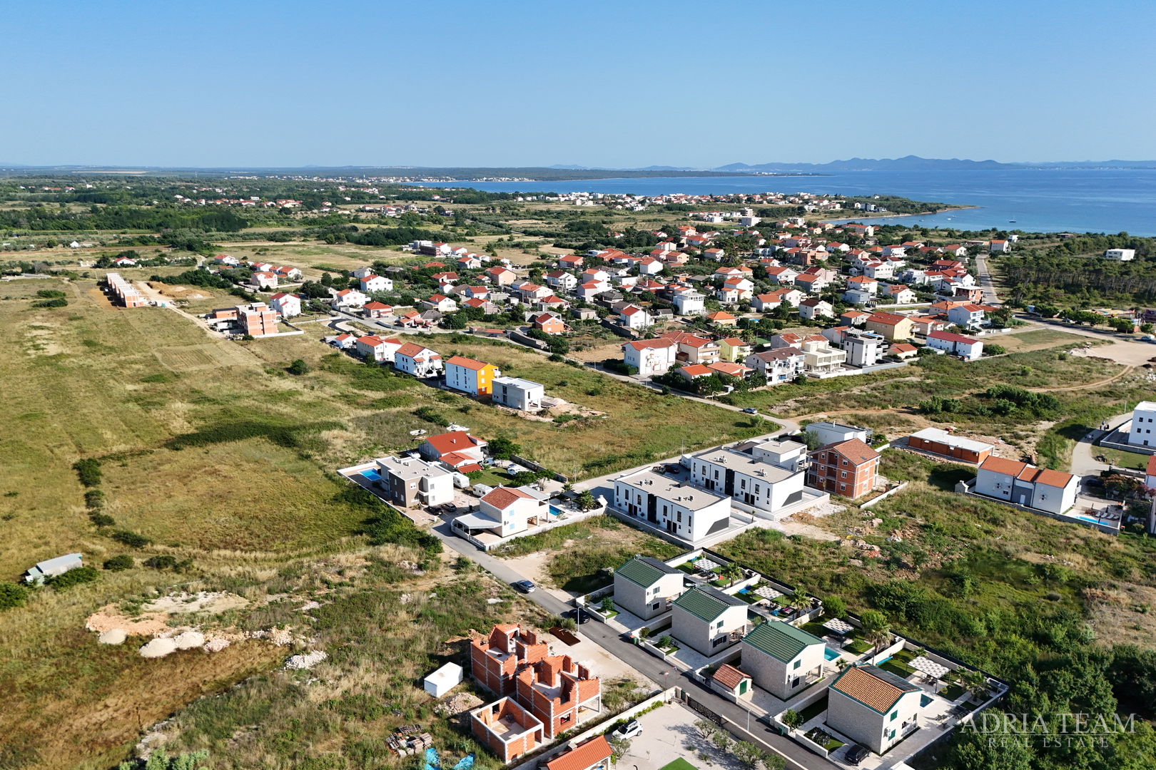DVOETAŽNI APARTMANI U NOVOGRADNJI U DVIJE IDENTIČNE KUĆE U NIZU - PRIVLAKA