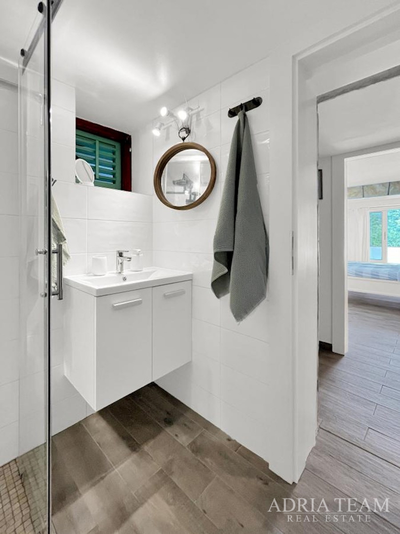 RENOVATED APARTMENT HOUSE WITH POSSIBILITY OF BUSINESS USE, FIRST LINE TO THE SEA - MEKA DRAGA