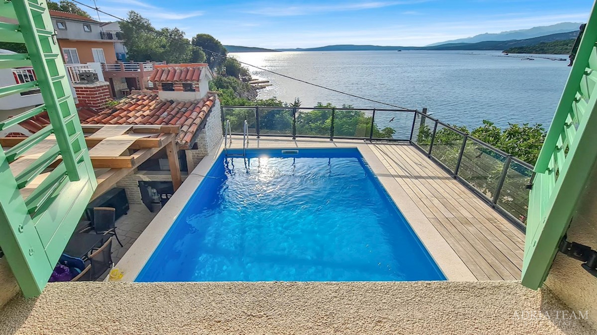 RENOVATED APARTMENT HOUSE WITH POSSIBILITY OF BUSINESS USE, FIRST LINE TO THE SEA - MEKA DRAGA