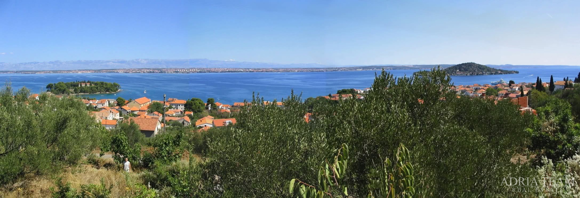 GRAĐEVINSKO ZEMLJIŠTE S IDEJNIM PROJEKTOM ZA VILU S BAZENOM, POGLED NA MORE - PREKO, UGLJAN