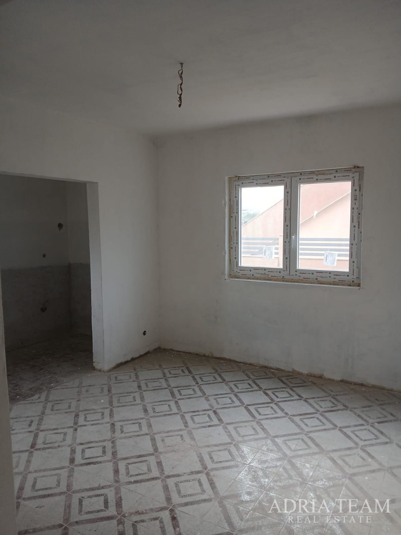 KUĆA ZA UREĐENJE S GRAĐEVINSKOM DOZVOLOM, BLIZINA PRIRODE - POLAČA