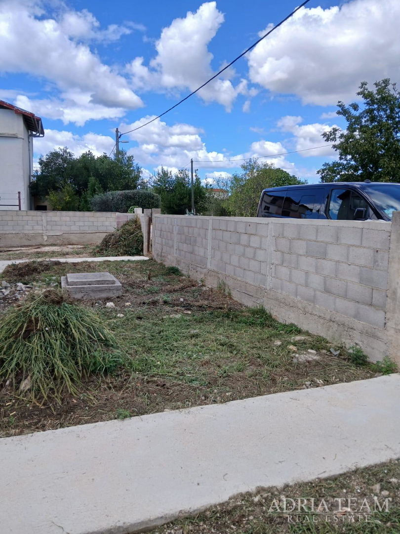 KUĆA ZA UREĐENJE S GRAĐEVINSKOM DOZVOLOM, BLIZINA PRIRODE - POLAČA