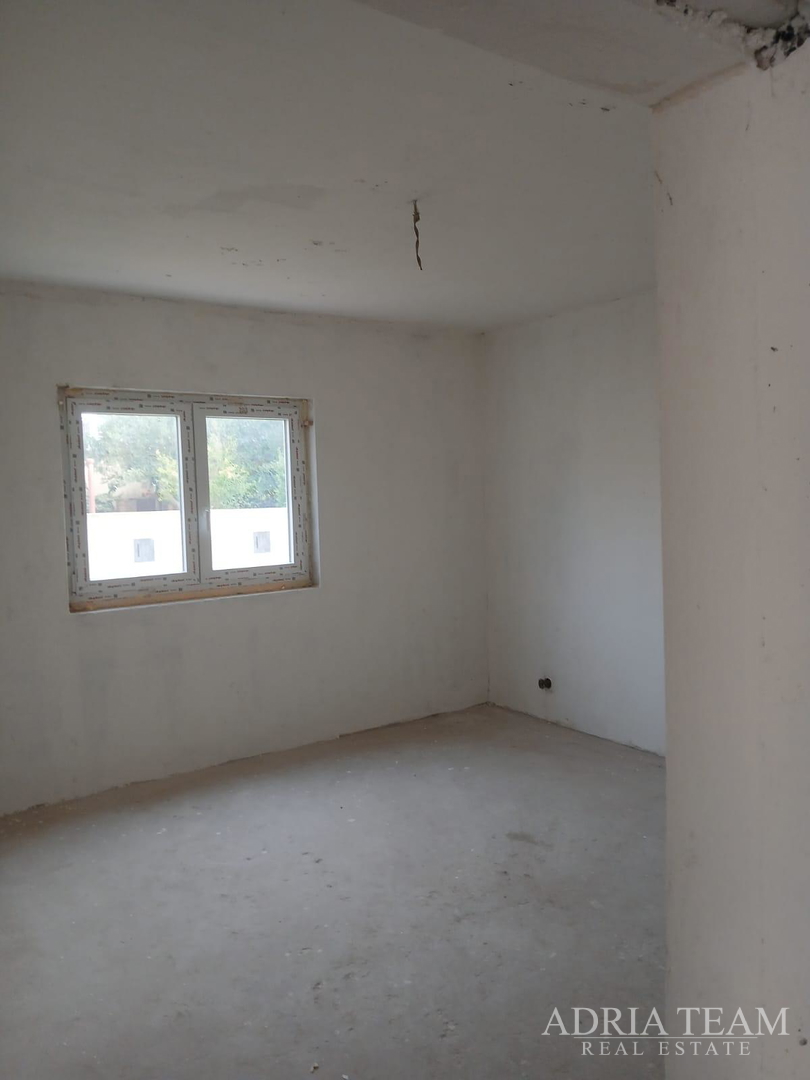 KUĆA ZA UREĐENJE S GRAĐEVINSKOM DOZVOLOM, BLIZINA PRIRODE - POLAČA