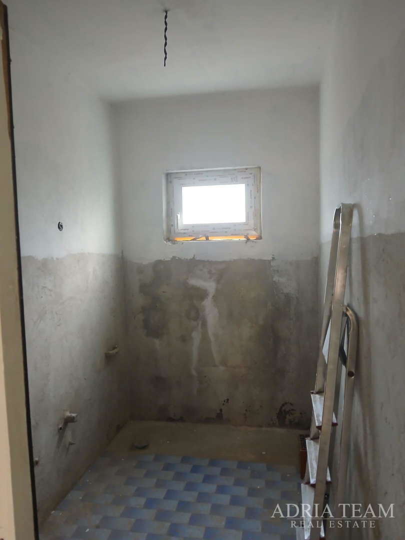 KUĆA ZA UREĐENJE S GRAĐEVINSKOM DOZVOLOM, BLIZINA PRIRODE - POLAČA