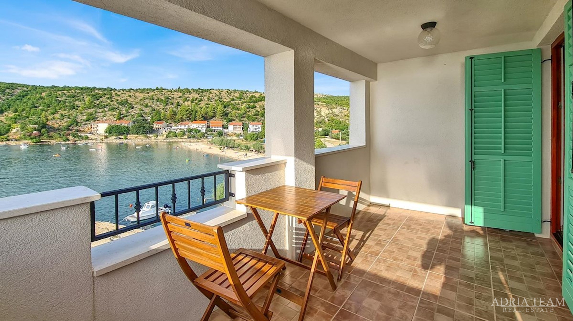 RENOVATED APARTMENT HOUSE WITH POSSIBILITY OF BUSINESS USE, FIRST LINE TO THE SEA - MEKA DRAGA