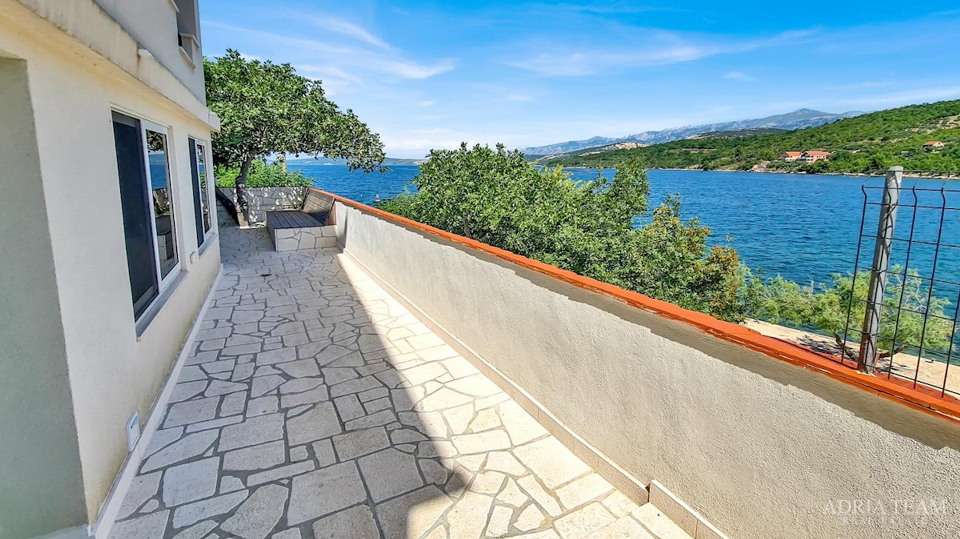 RENOVATED APARTMENT HOUSE WITH POSSIBILITY OF BUSINESS USE, FIRST LINE TO THE SEA - MEKA DRAGA