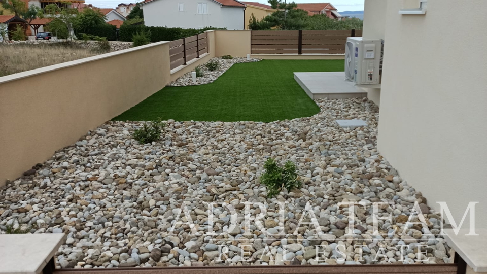APARTMÁNY S VÝHLEDEM NA MOŘE, NOVOSTAVBA - POVLJANA, PAG