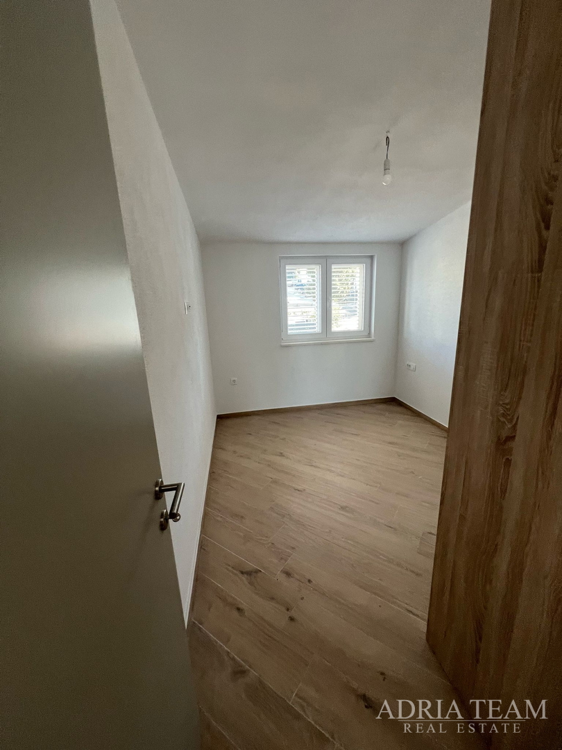 POLOVICA KUĆE S VELIKIM VRTOM - ŠIMUNI, PAG