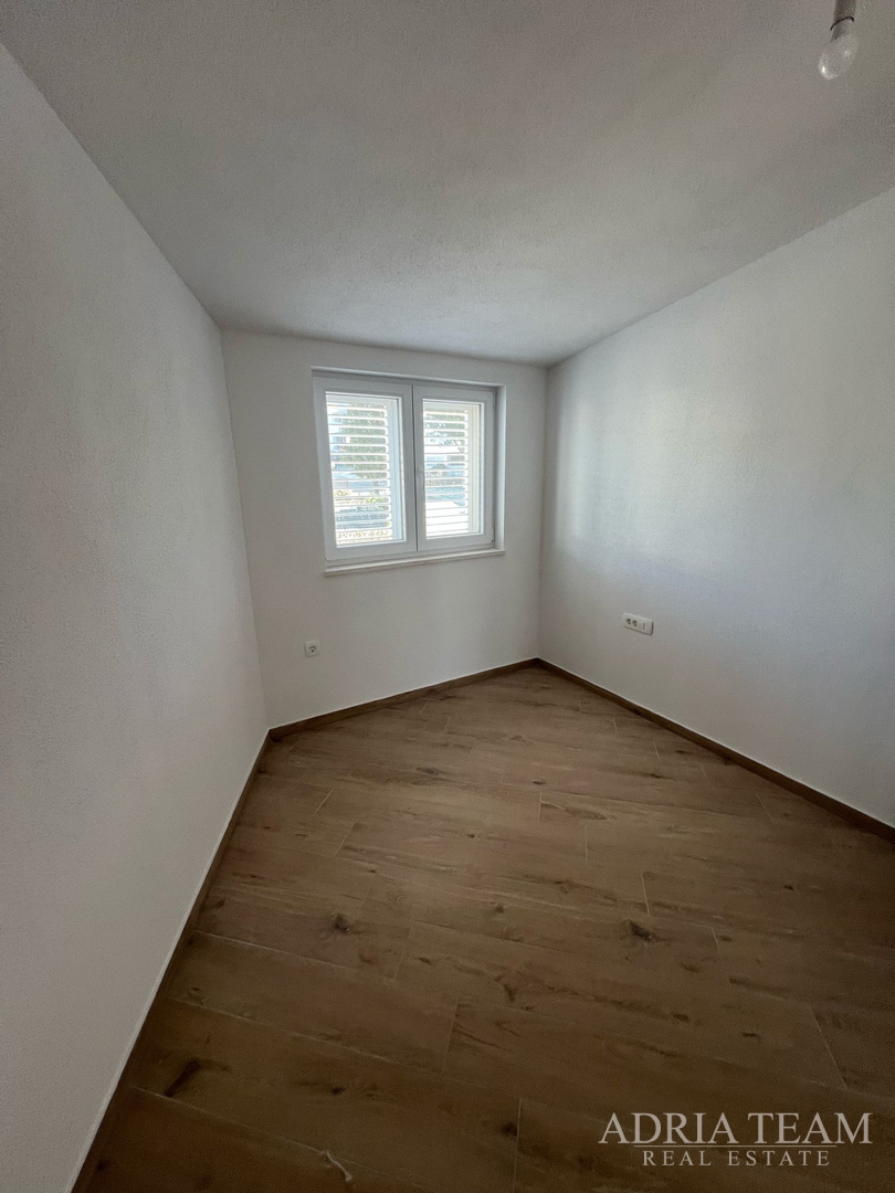 POLOVICA KUĆE S VELIKIM VRTOM - ŠIMUNI, PAG