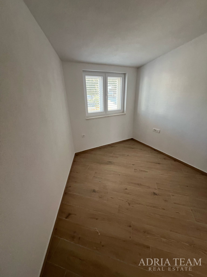 POLOVICA KUĆE S VELIKIM VRTOM - ŠIMUNI, PAG