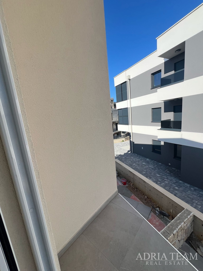 POLOVICA KUĆE S VELIKIM VRTOM - ŠIMUNI, PAG