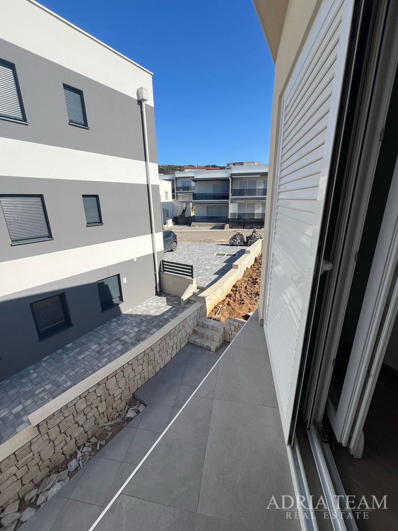 POLOVICA KUĆE S VELIKIM VRTOM - ŠIMUNI, PAG