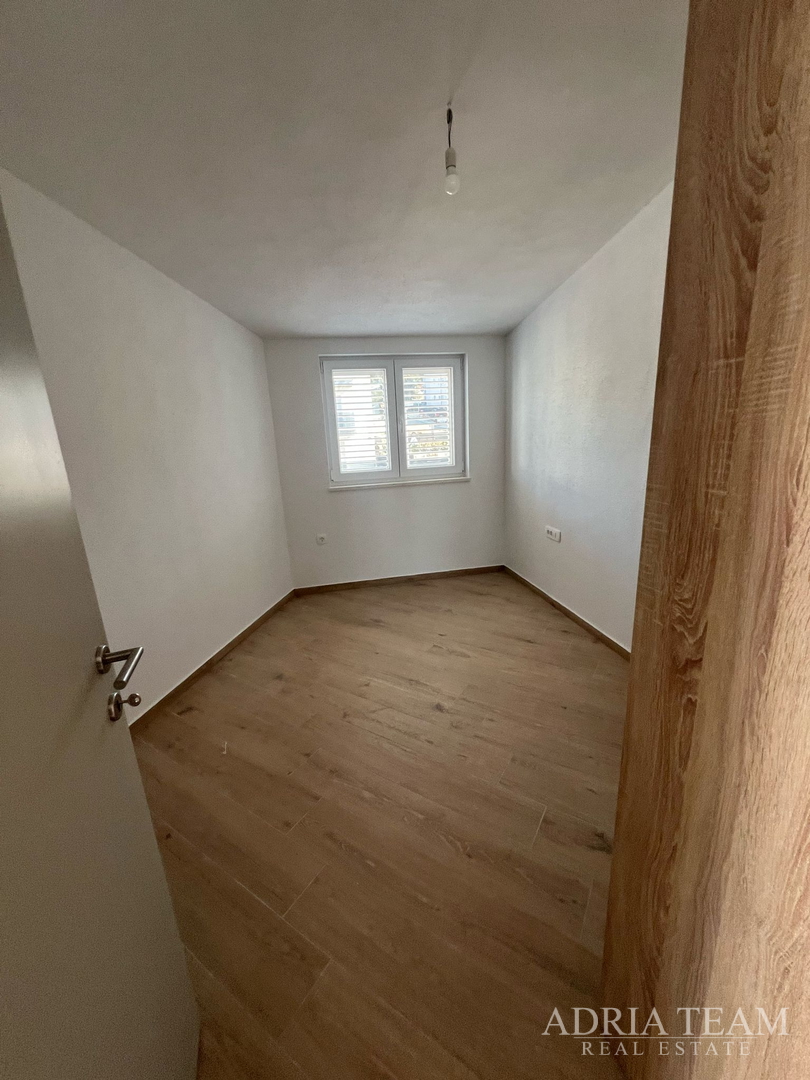 POLOVICA KUĆE S VELIKIM VRTOM - ŠIMUNI, PAG