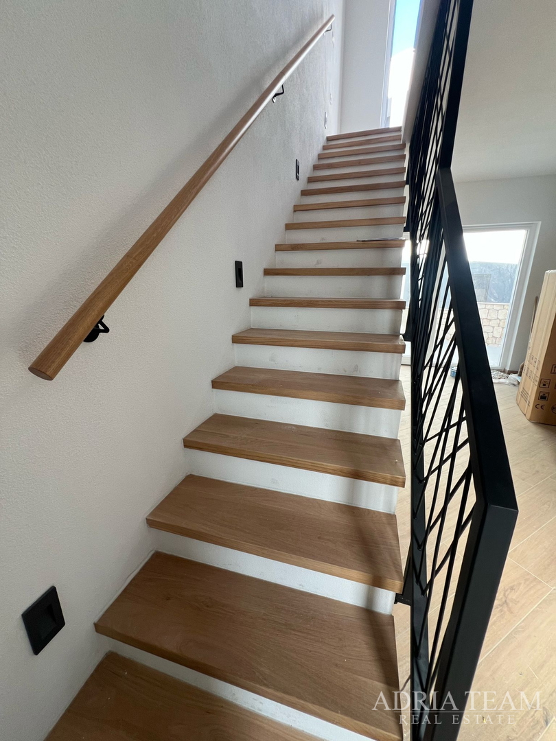 POLOVICA KUĆE S VELIKIM VRTOM - ŠIMUNI, PAG