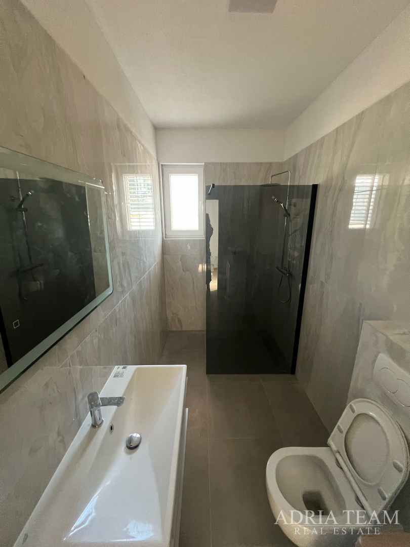 POLOVICA KUĆE S VELIKIM VRTOM - ŠIMUNI, PAG