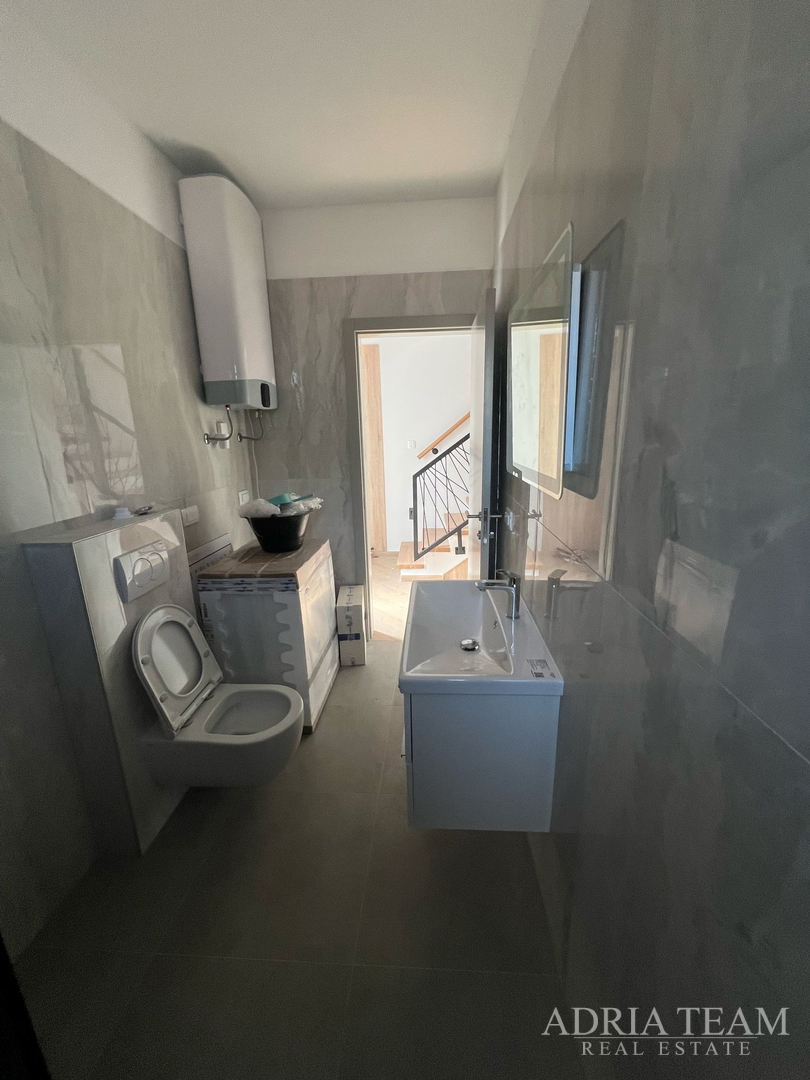 POLOVICA KUĆE S VELIKIM VRTOM - ŠIMUNI, PAG