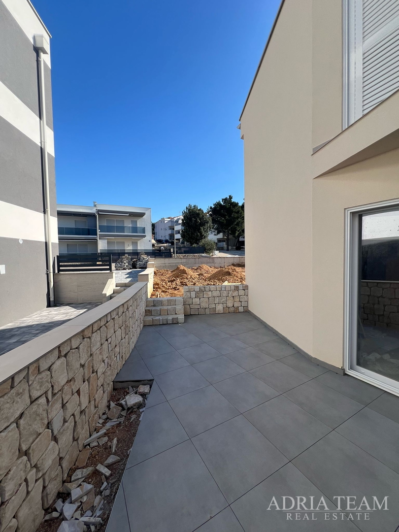 POLOVICA KUĆE S VELIKIM VRTOM - ŠIMUNI, PAG