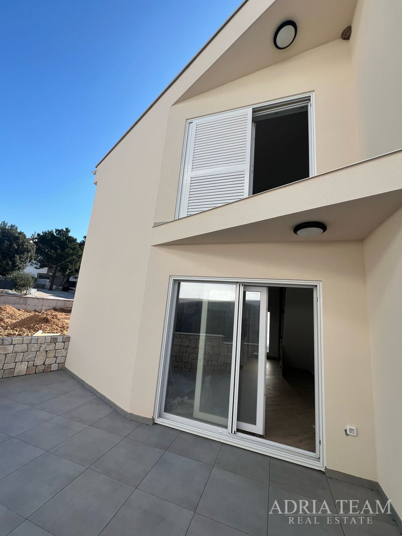 POLOVICA KUĆE S VELIKIM VRTOM - ŠIMUNI, PAG