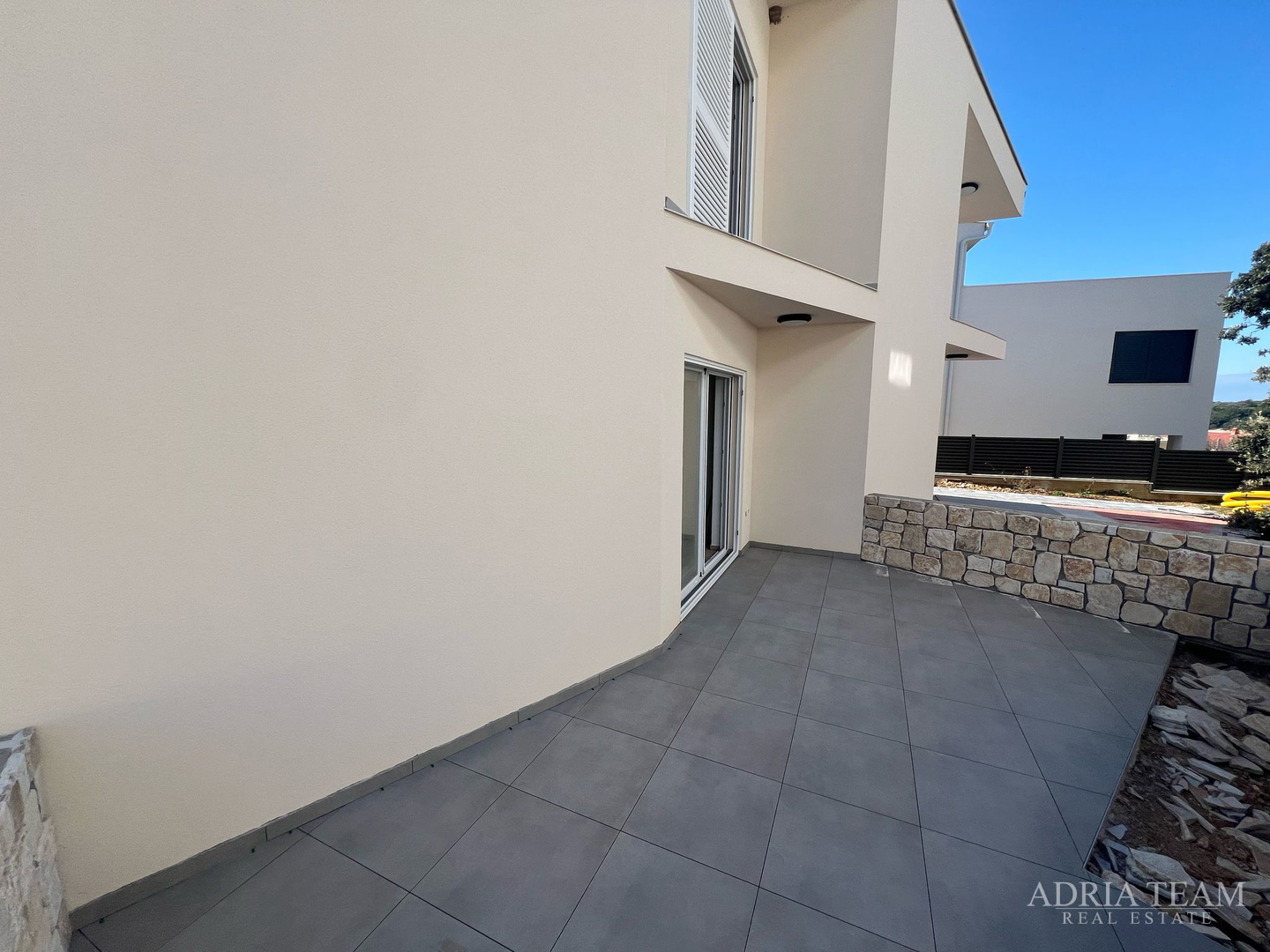 POLOVICA KUĆE S VELIKIM VRTOM - ŠIMUNI, PAG