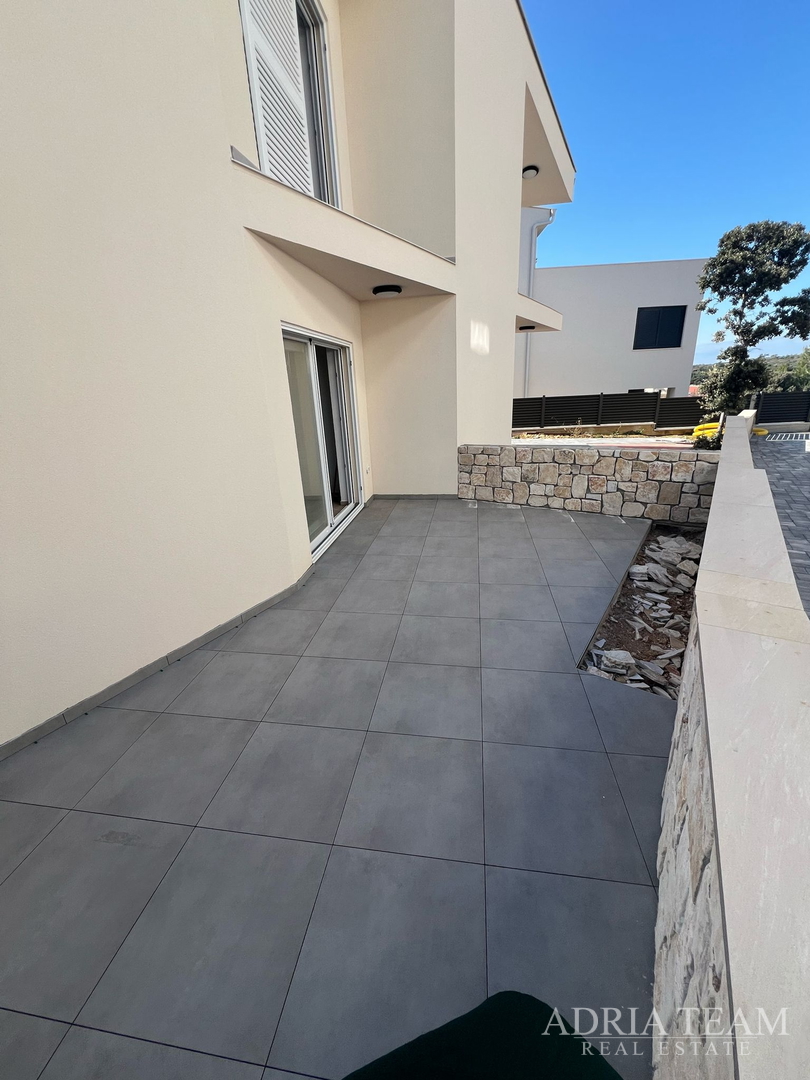 POLOVICA KUĆE S VELIKIM VRTOM - ŠIMUNI, PAG