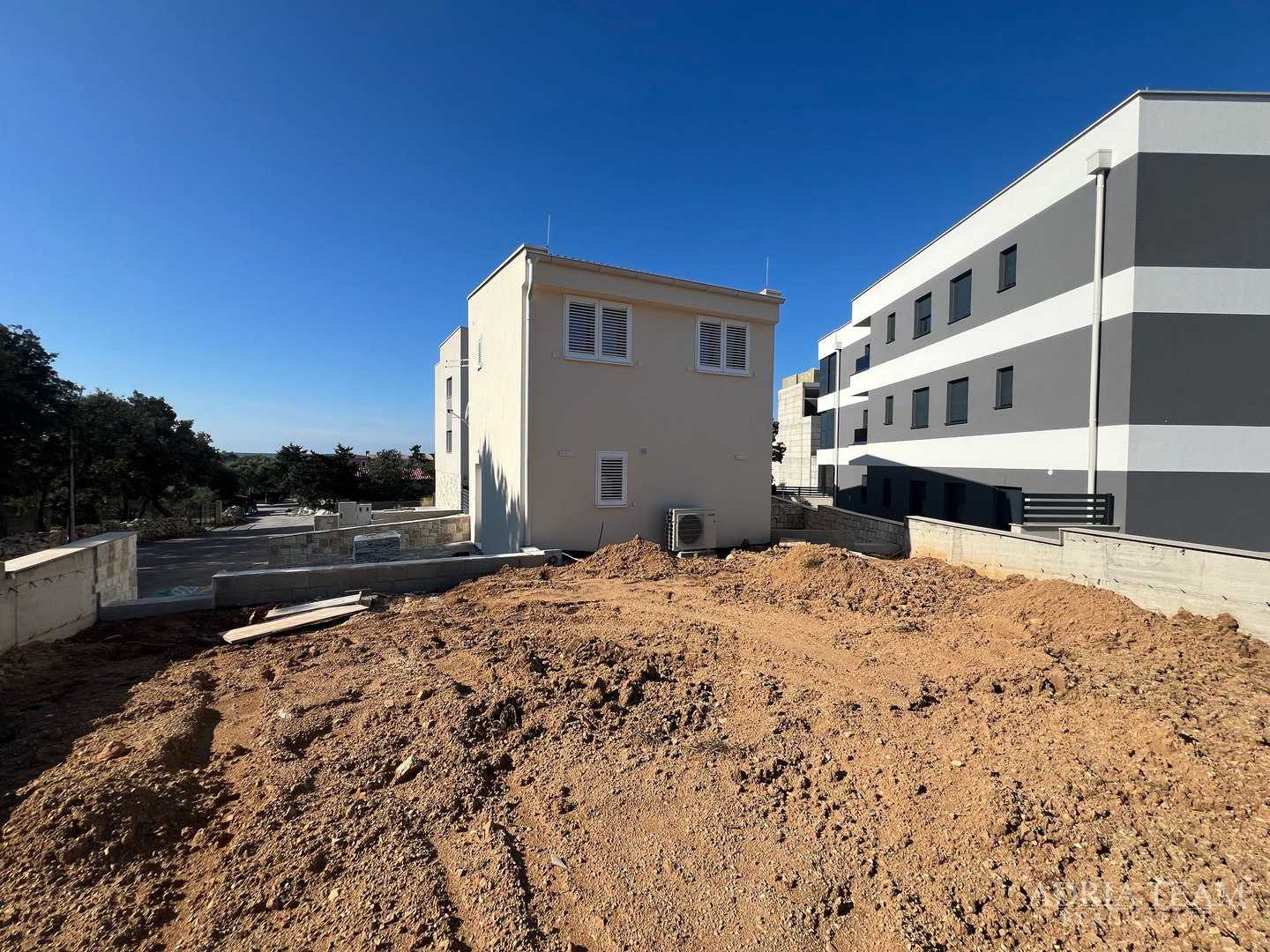 POLOVICA KUĆE S VELIKIM VRTOM - ŠIMUNI, PAG