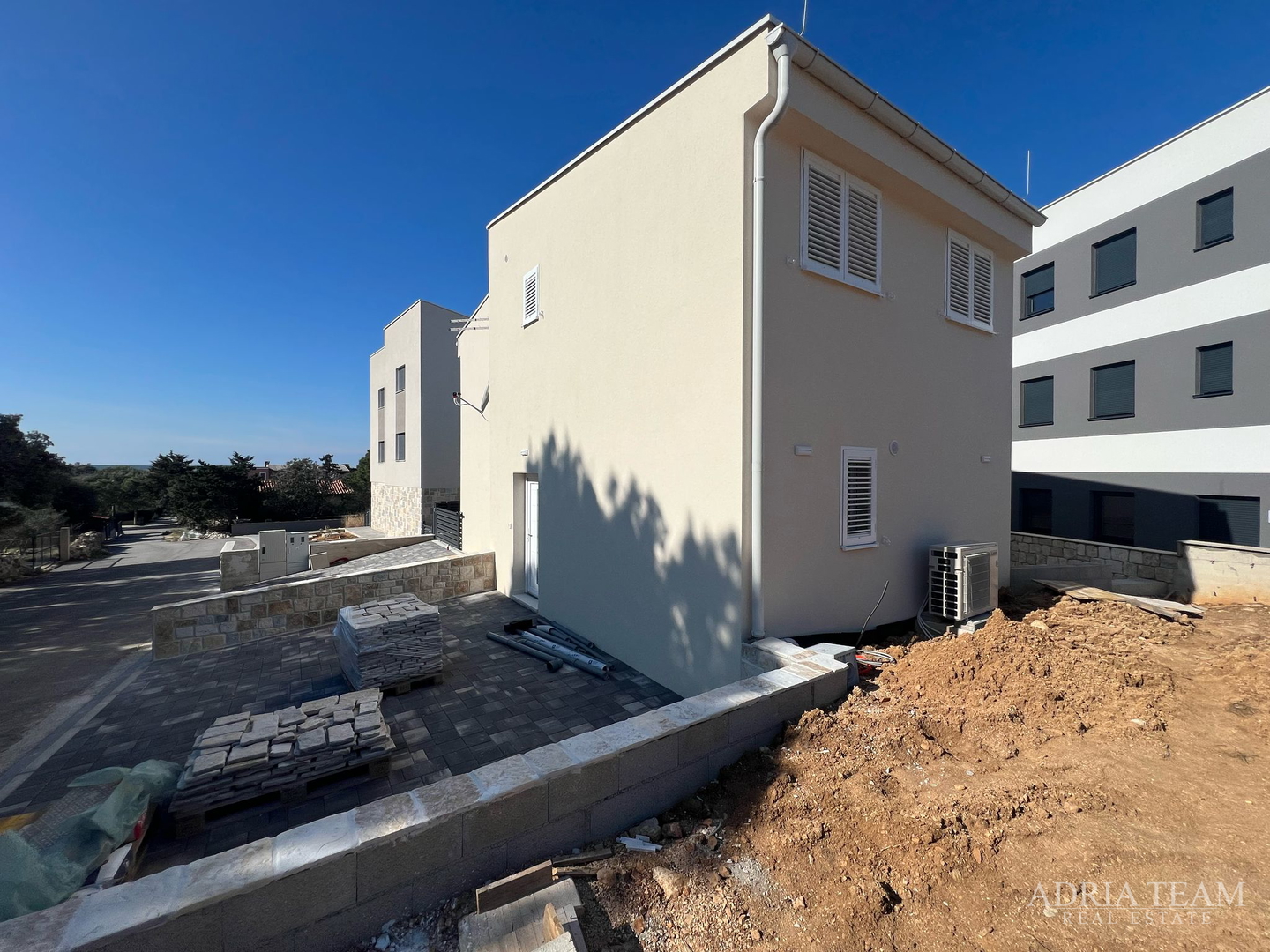 POLOVICA KUĆE S VELIKIM VRTOM - ŠIMUNI, PAG