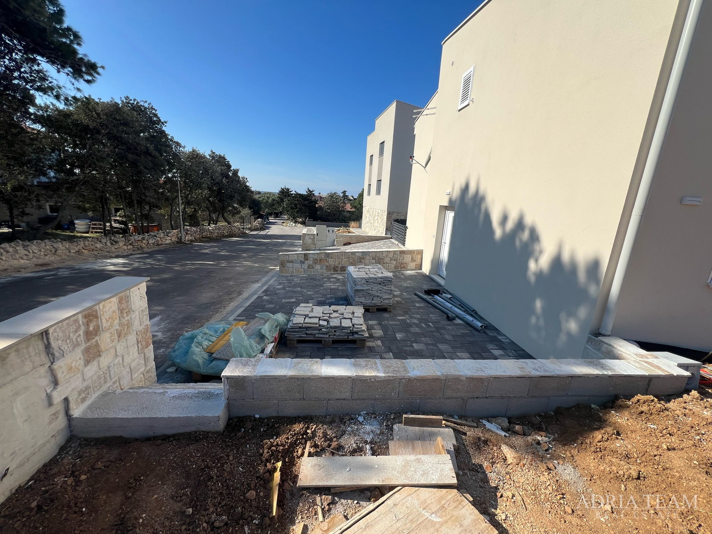 POLOVICA KUĆE S VELIKIM VRTOM - ŠIMUNI, PAG