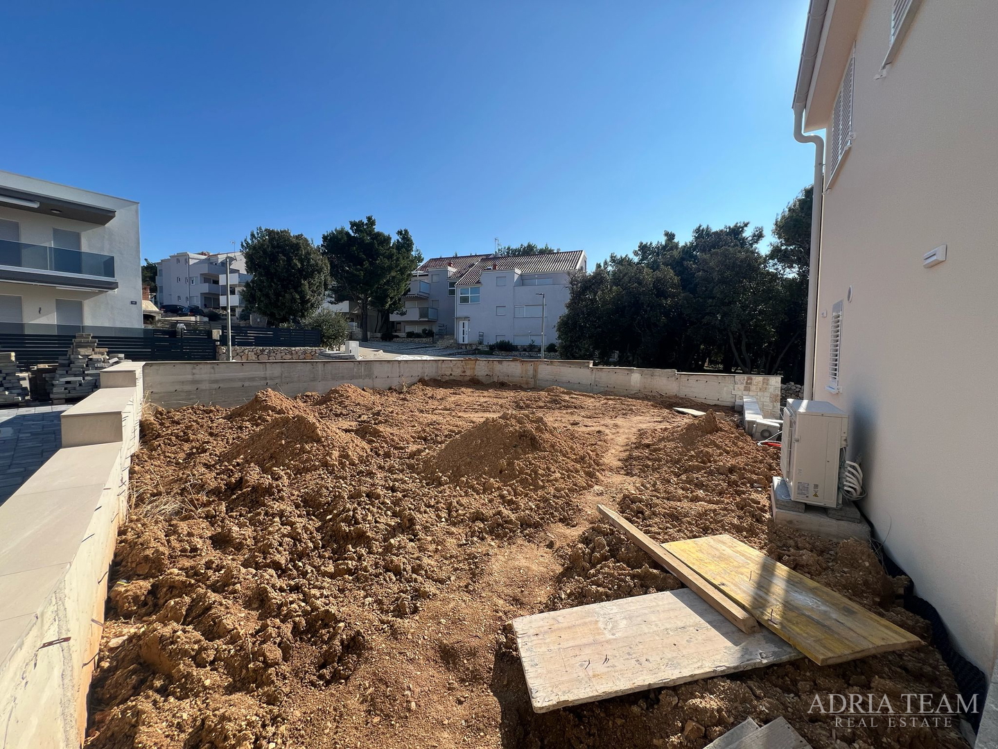 POLOVICA KUĆE S VELIKIM VRTOM - ŠIMUNI, PAG