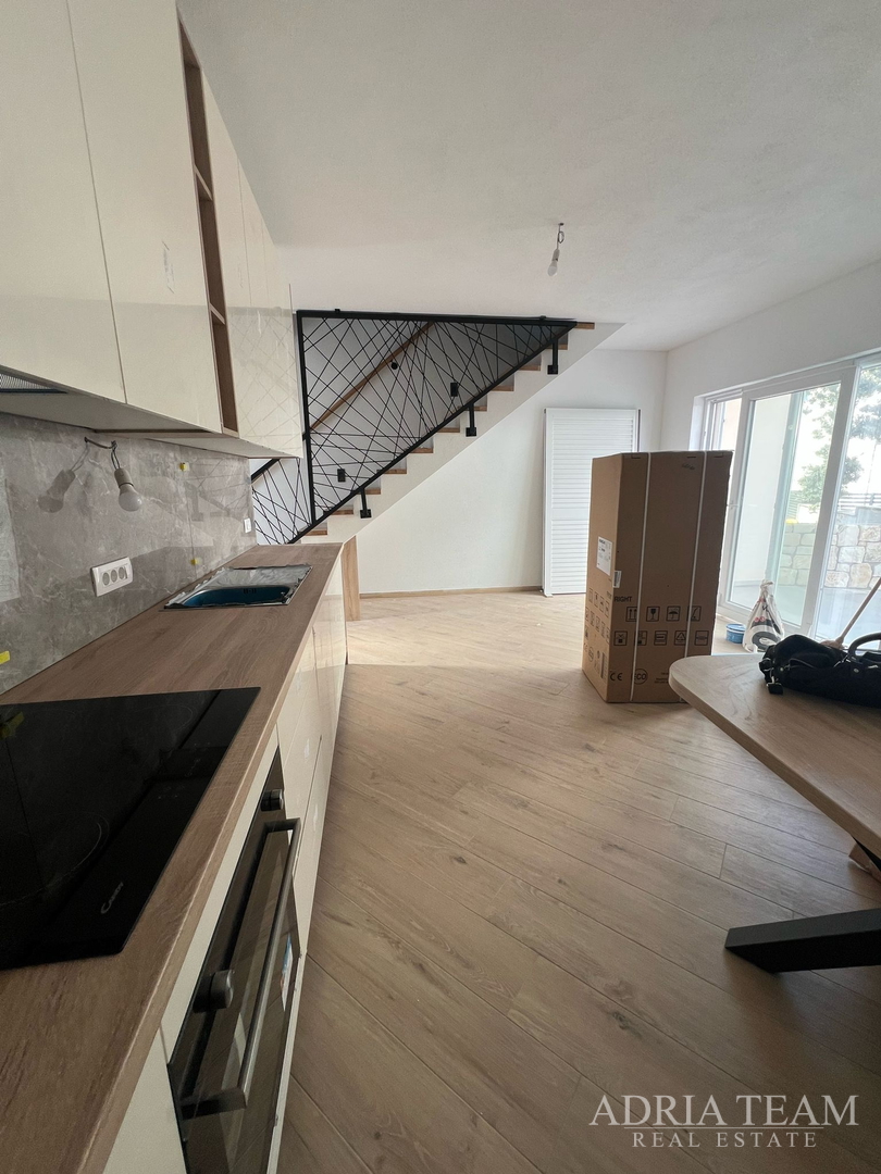 POLOVICA KUĆE S VELIKIM VRTOM - ŠIMUNI, PAG