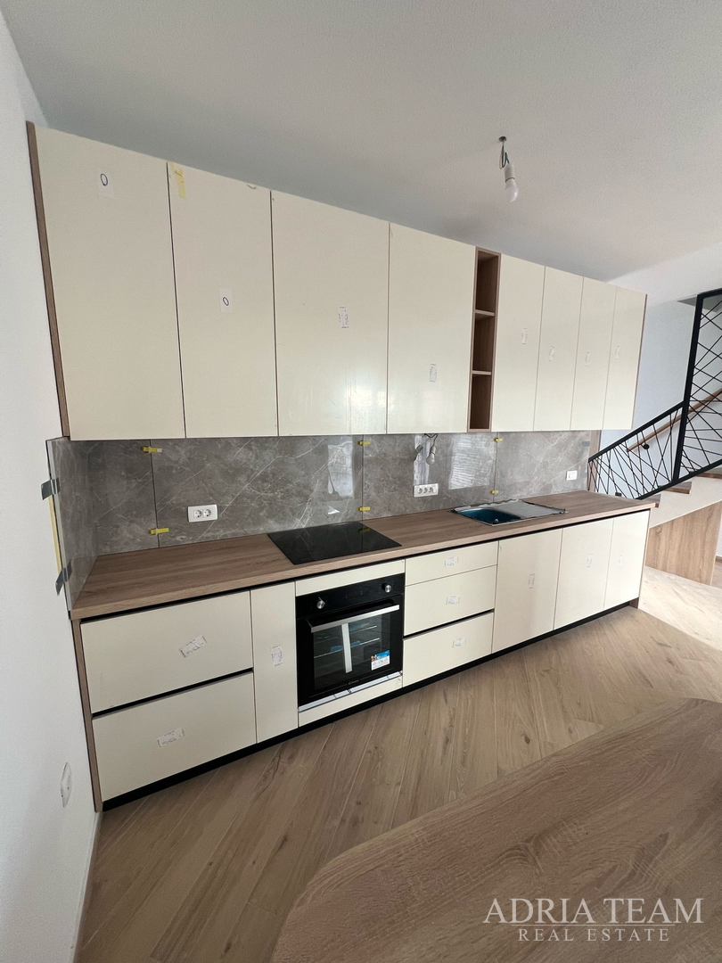 POLOVICA KUĆE S VELIKIM VRTOM - ŠIMUNI, PAG