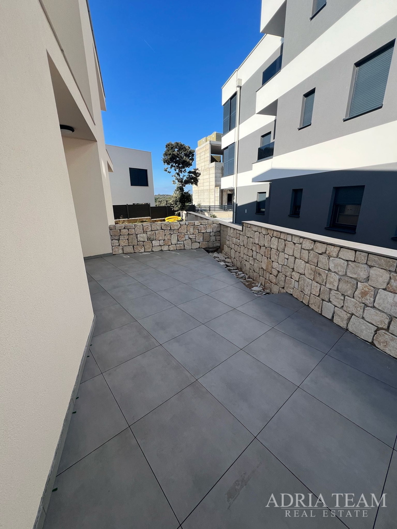 POLOVICA KUĆE S VELIKIM VRTOM - ŠIMUNI, PAG