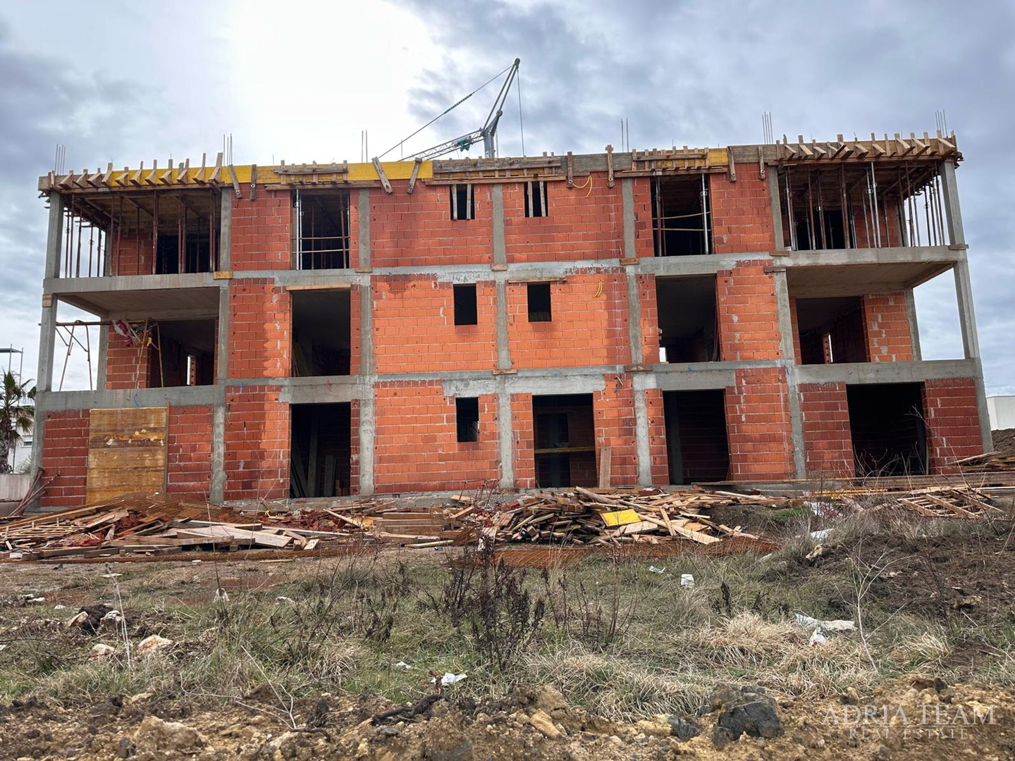 LJETNA AKCIJA! PENTHOUSE S KROVNOM TERASOM I POGLEDOM NA MORE, 400 m OD MORA, SABUNIKE - ZADAR