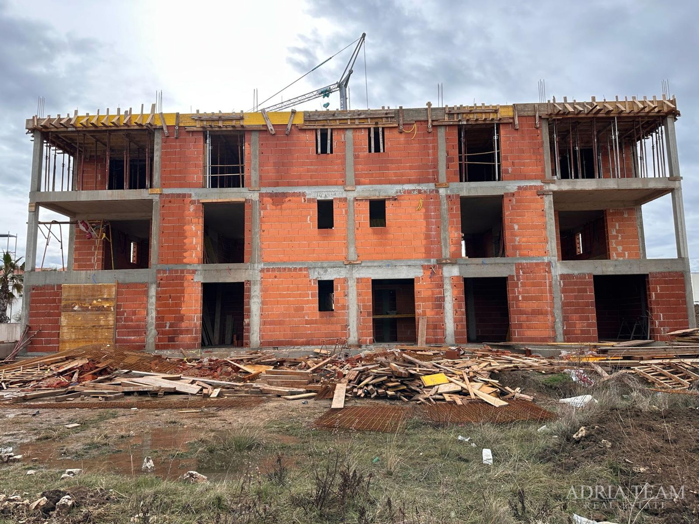 LJETNA AKCIJA! PENTHOUSE S KROVNOM TERASOM I POGLEDOM NA MORE, 400 m OD MORA, SABUNIKE - ZADAR