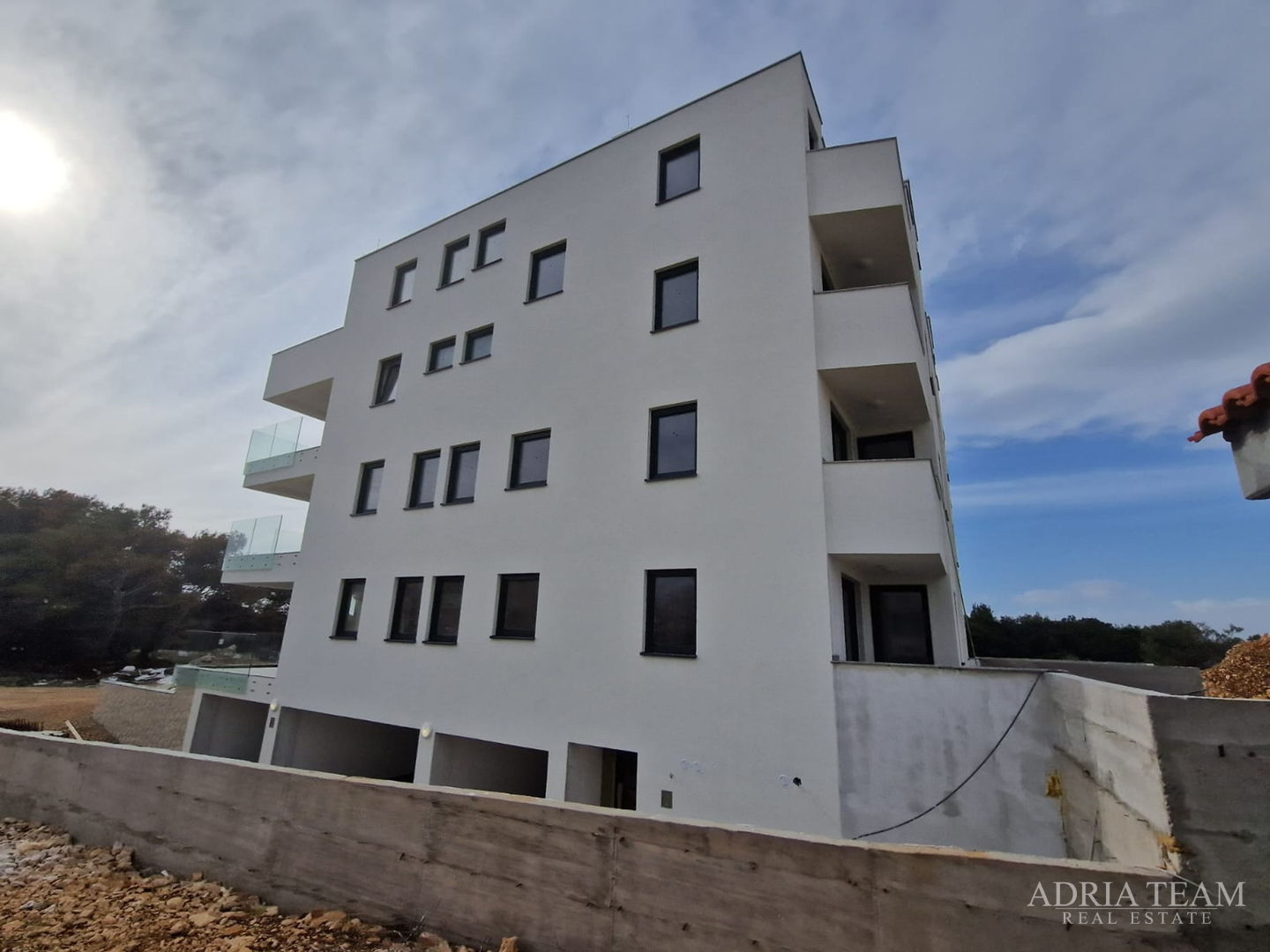 APARTMENTS IN A RESIDENTIAL BUILDING IN NEW CONSTRUCTION, 270 m FROM THE SEA - POVLJANA, PAG