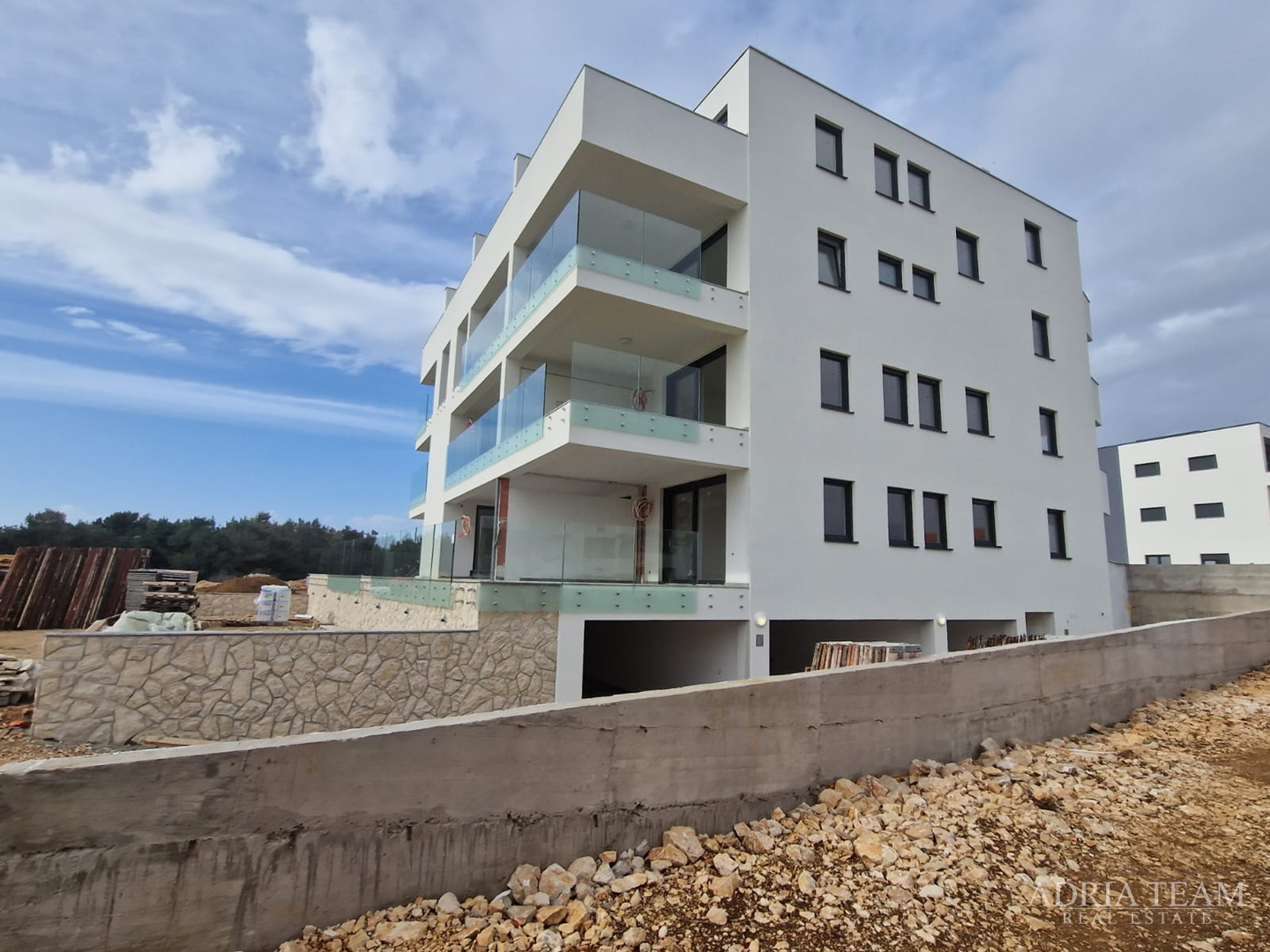 APARTMENTS IN A RESIDENTIAL BUILDING IN NEW CONSTRUCTION, 270 m FROM THE SEA - POVLJANA, PAG