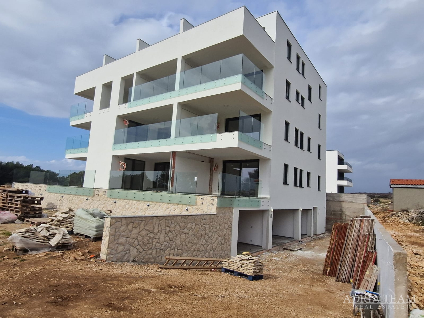 APARTMENTS IN A RESIDENTIAL BUILDING IN NEW CONSTRUCTION, 270 m FROM THE SEA - POVLJANA, PAG